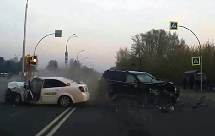 “Toyota” “taksi” ilə toqquşdu: sürücü asfaltda sürükləndi - VİDEO