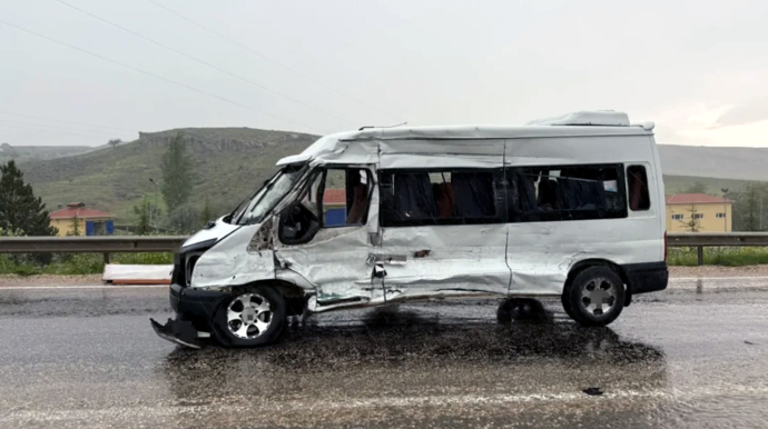 Mikroavtobus yük maşını ilə toqquşub, yaralılar var 