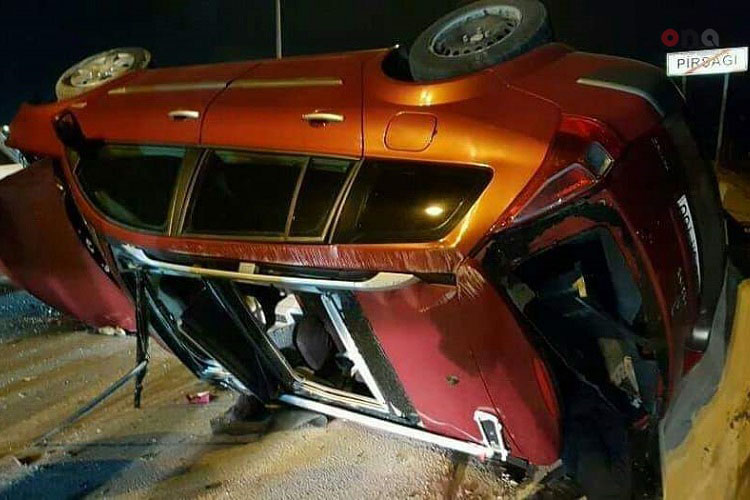 Bakıda avtomobil idarəetmədən çıxaraq aşdı - FOTO