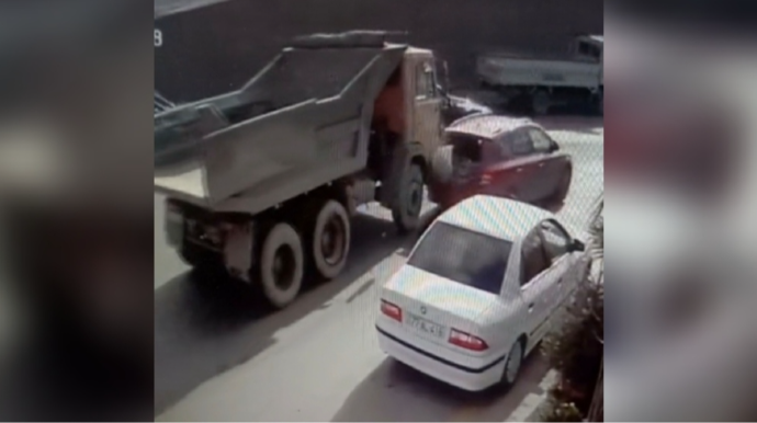 "Kamaz" sürücüsü dayanıb yol verən maşına çırpıldı - VİDEO