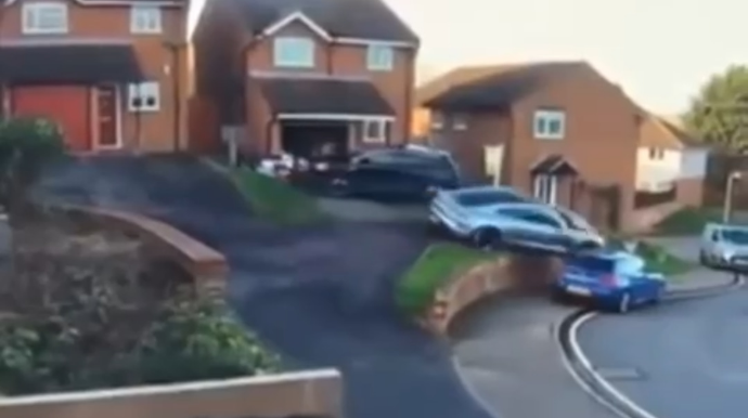 Qarajının önündə saxlayan avtomobili vurub kənara atmaq istədi, özü aşdı - VİDEO