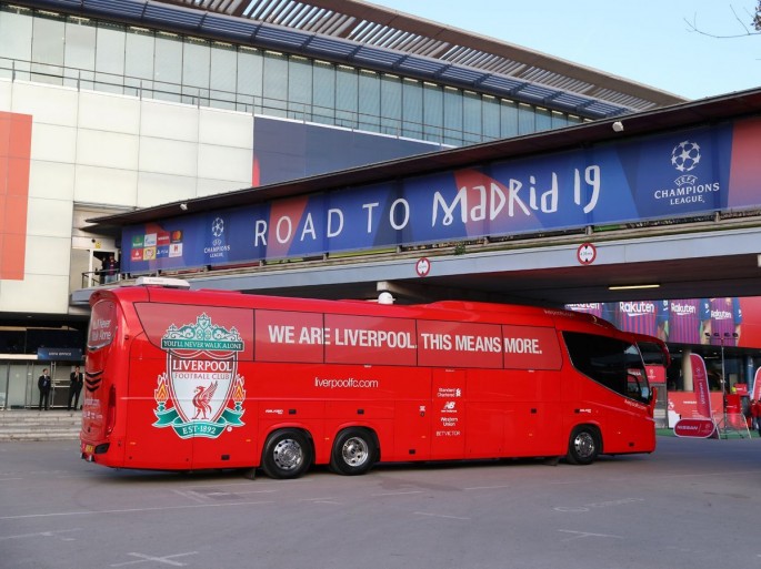 "Liverpul"un avtobusu stadionun tunelinə ilişib - FOTO