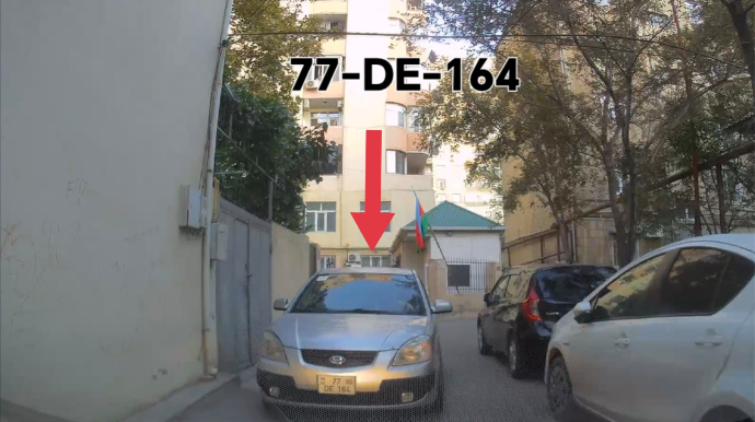 Maşını yolun ortasına atıb gedən sürücü həyətin çıxışını bağladı - VİDEO