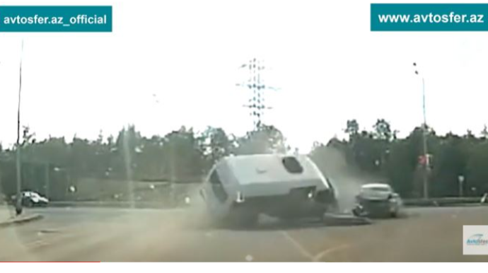 Dəhşətli qəza: avtomobil mikroavtobusu belə vurub çevirdi  - VİDEO