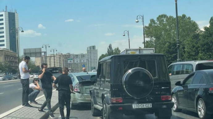 Bakıda “Gelandewagen” “Toyota Prius”u əzdi 