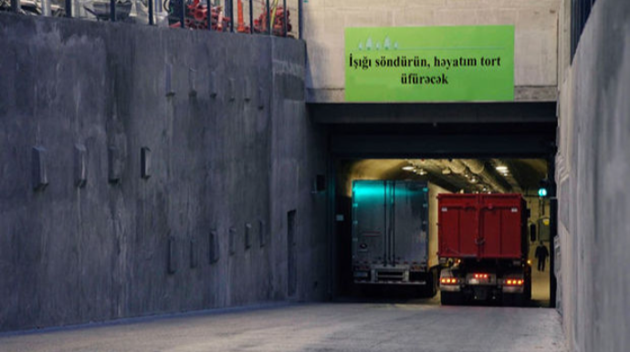 Bakıda qəribə hadisə: Tunelə “işığı söndürün, həyatım tort üfürəcək” pankartı asdı, həbs edildi