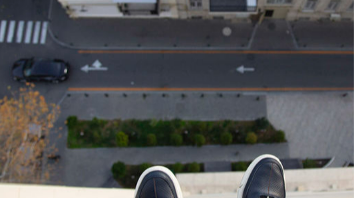 В Баку бросившийся с 12-го этажа молодой человек выжил