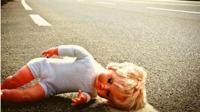 Bakıda avtomobil azyaşlı bacıları vurdu