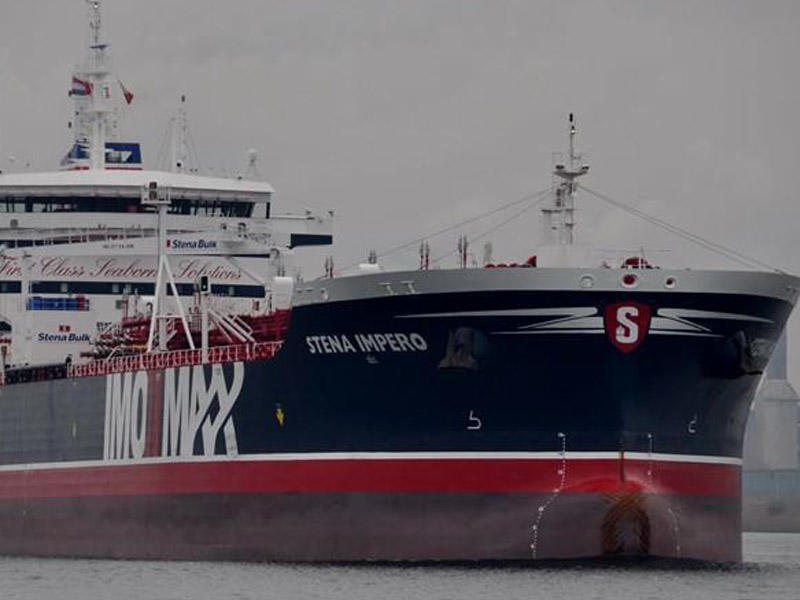 İran tankeri saxlamaqla təhlükəli yol seçir - FOTO