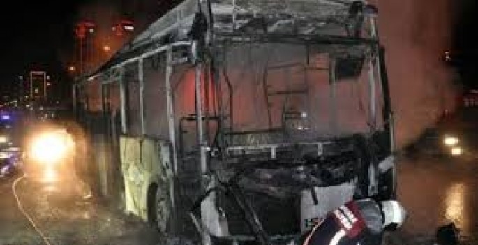 Hərəkətdə olan sərnişin avtobusu yandı - VİDEO