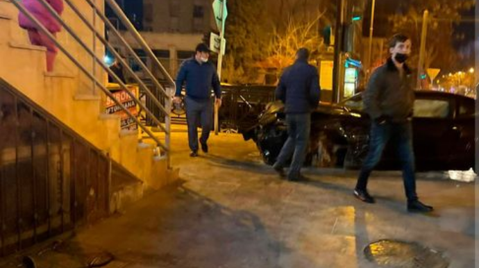 Bakıda idman avtomobili səkiyə çırpıldı   - FOTO