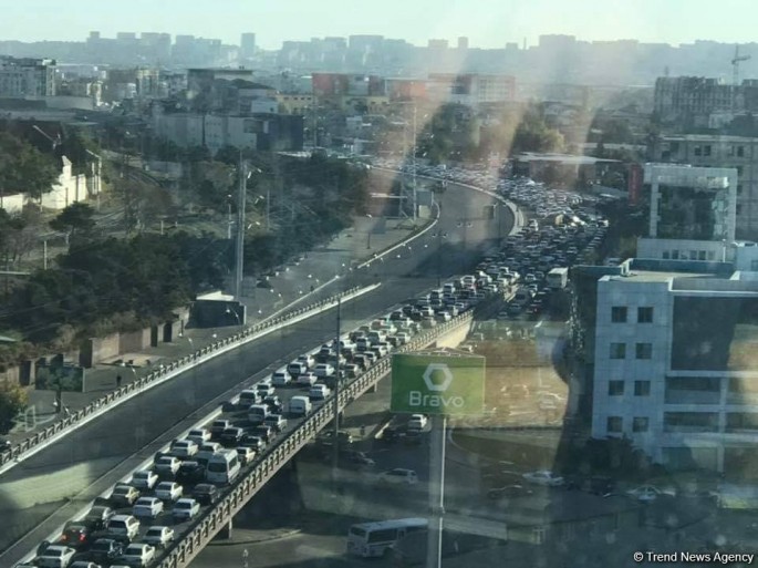 Bakıda bu prospekt səhər saatlarından tıxanıb - FOTO