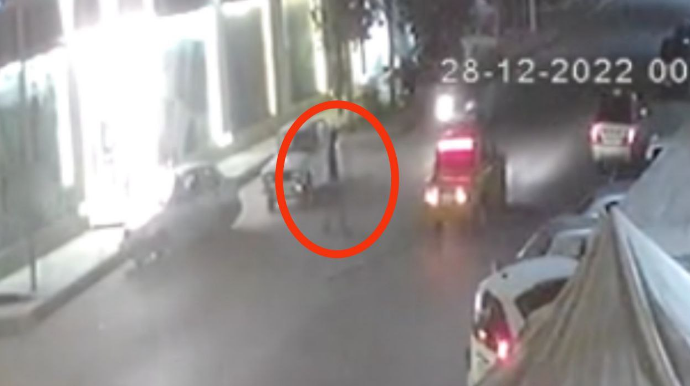 Piyadanın xırda səhvi faciəvi sonluqla bitdi: özü göyə uçdu, 3 maşın toqquşdu   - VİDEO