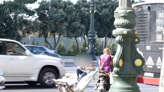 Bakıda azyaşlı mopedin arxasına qoşub TƏHLÜKƏYƏ ATDILAR - VİDEO