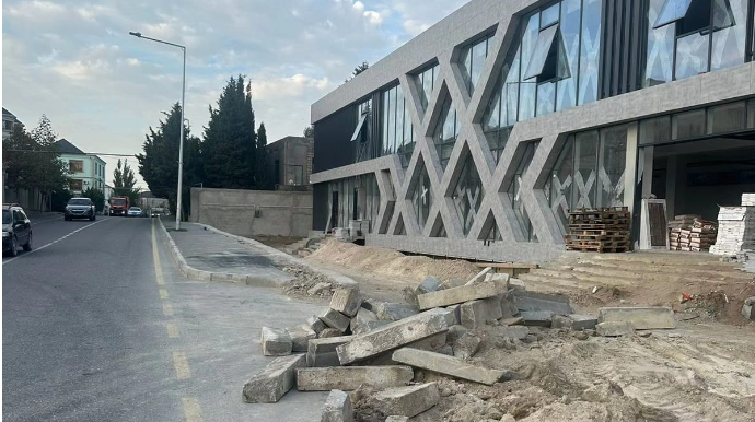 Bakıda obyek sahibi piyada səkisini söküb - FOTO  