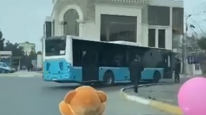 Svetaforun qırmızı işığında keçən avtobusun sürücüsü hiddət doğurdu - VİDEO 