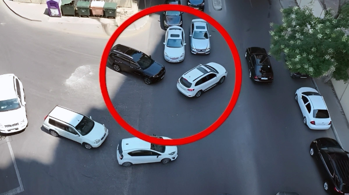 Скрытая "смертельная ловушка" в центре Баку - ВИДЕО