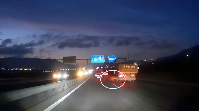 Hərəkətdə olan "Kamaz" dəhşət saçdı - VİDEO 