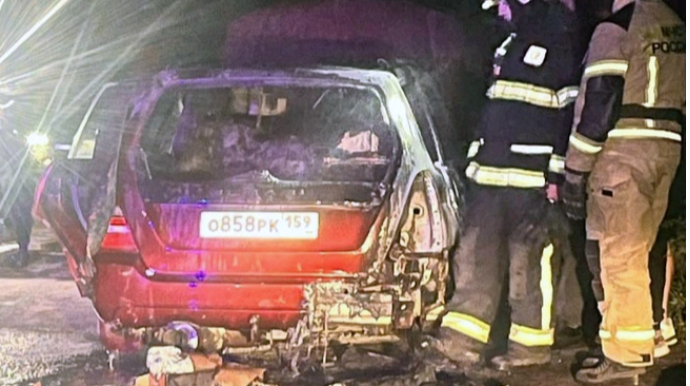 Təcili yardıma yol verməyən sürücünün avtomobili yandırıldı - VİDEO 