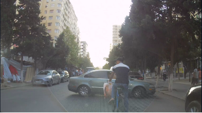 Parklanma etmək istəyən sürücü öz rahatlığını düşünüb yolu kəsdi - VİDEO