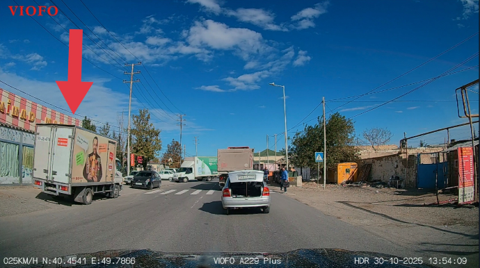 İki qayda pozuntusuna yol verən sürücünün hərəkətləri kameraya düşdü - VİDEO