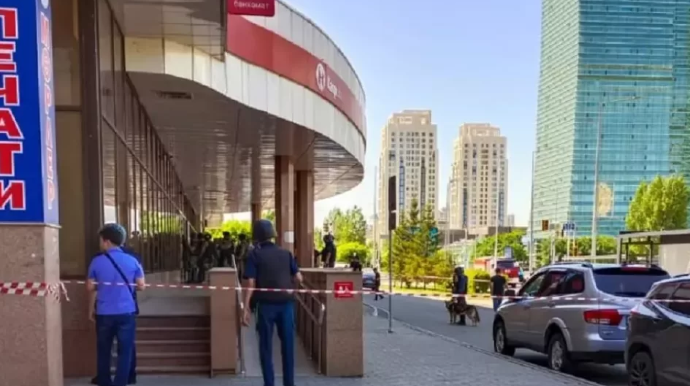 Qazaxıstanda banka silahlı hücum - insanlar girov götürüldü    - VİDEO - YENİLƏNİB