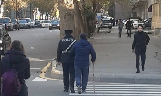 Yol polisinin bu davranışı görənləri heyrətləndirdi - FOTO