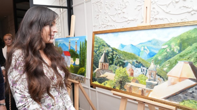 Leyla Əliyeva Dənizkənarı bulvarda sərgi açılışında 