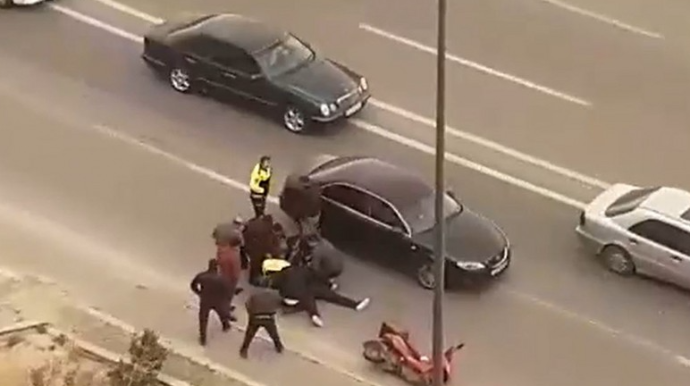 Bakıda külək motosikletçini qaldırıb avtomobilə çırpdı  - Yaralı var - FOTO - VİDEO
