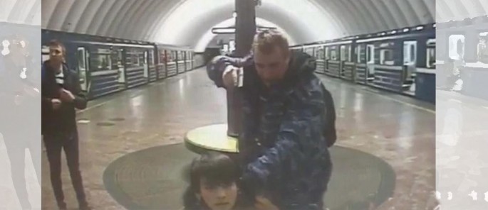 Metro polisi sərnişini silahla hədələdi – VİDEO