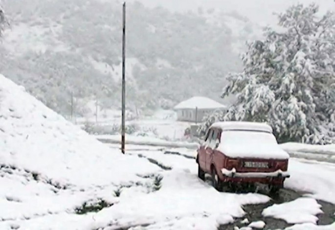 Qar avtomobillərin hərəkətində bir sıra çətinliklər yaradıb - FOTO
