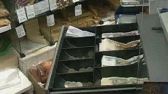 Bakıda marketin kassasından pul aparıldı