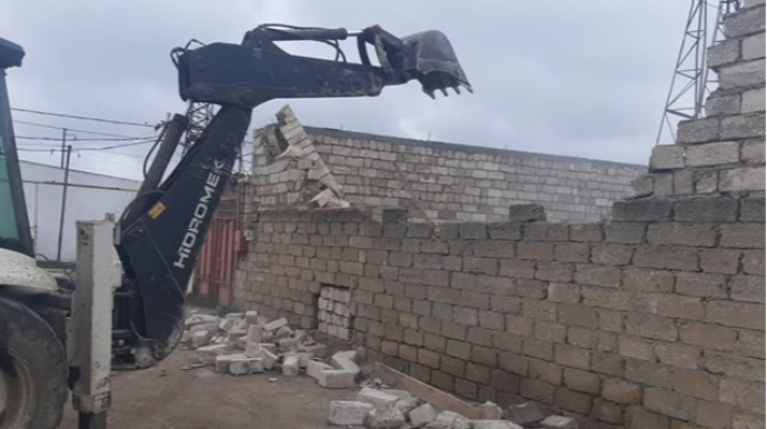 Buzovnada qanunsuz tikili söküldü - VİDEO