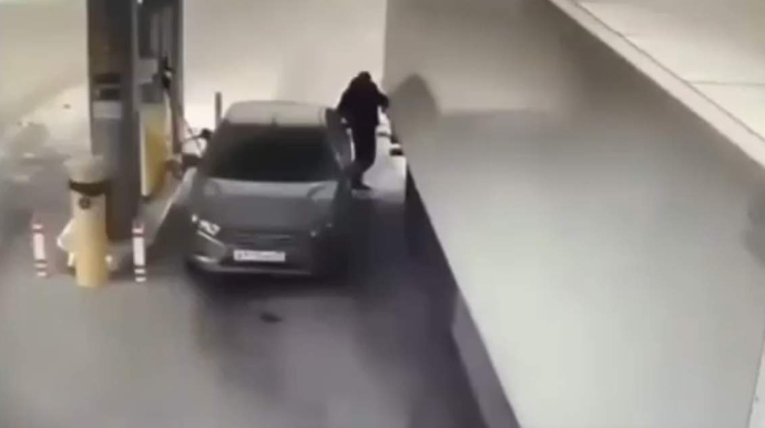 Sürücü avtomobilini qorumaq üçün canını heçə saydı - VİDEO 