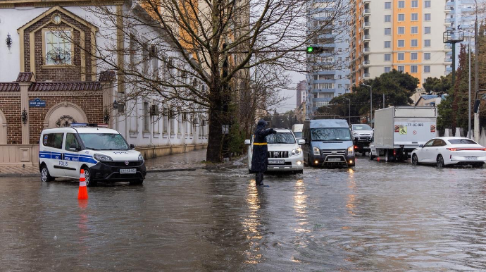 Yağışlı hava şəraiti: polis küçələrdə nəzarəti artırdı - FOTO - VİDEO