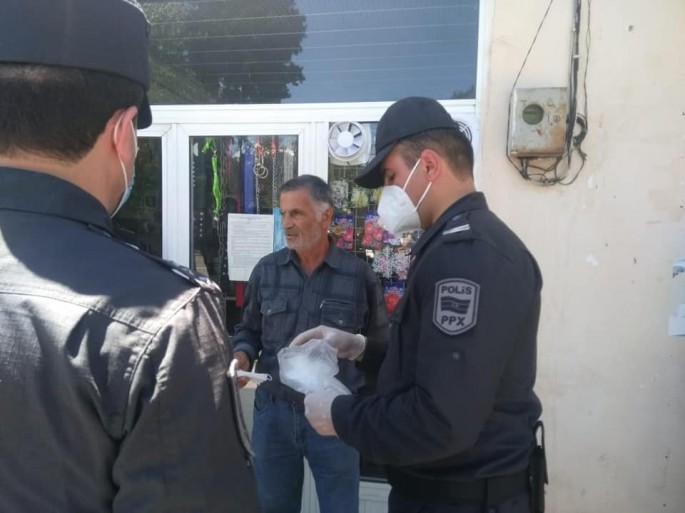 Polis Qaxda sakinlərə tibbi maska paylayıb – FOTO
