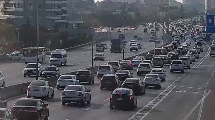 На каких улицах Баку 27 августа наблюдаются транспортные заторы? 