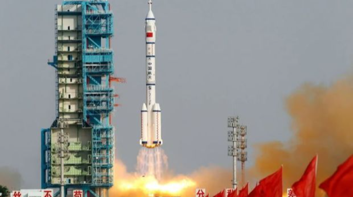 Çin raketinin qalıqları Yerə düşdü – VİDEO 