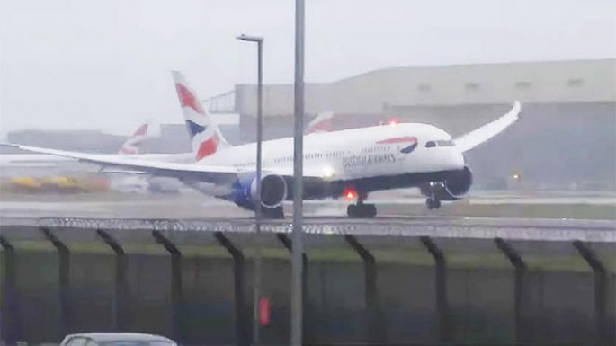 Güclü küləyə görə təyyarə eniş edə bilmədi - VİDEO