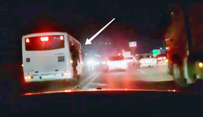 Avtobus sürücüsü sərnişinləri ölümə aparır:  Qapıları açıq "protiv" getdi - VİDEO