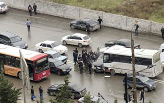 Bakıda avtobus qəzası - Qadın yaralandı