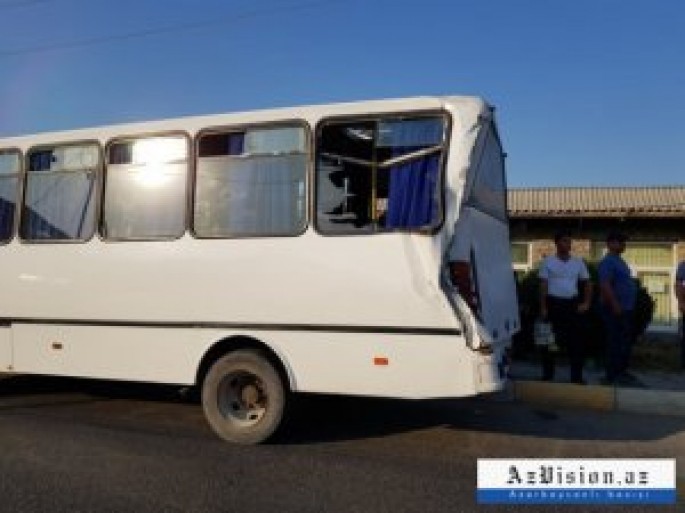 Sarayda yüklə dolu “KamAZ” avtobusa çırpıldı - FOTO