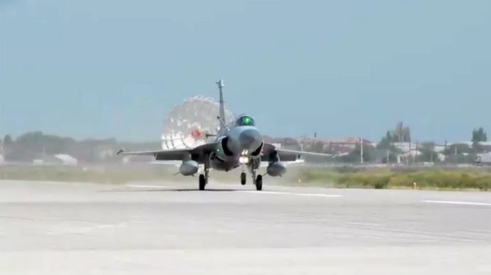 Azərbaycanlı və ərəb pilotlardan səmada dəqiq zərbələr - VİDEO 