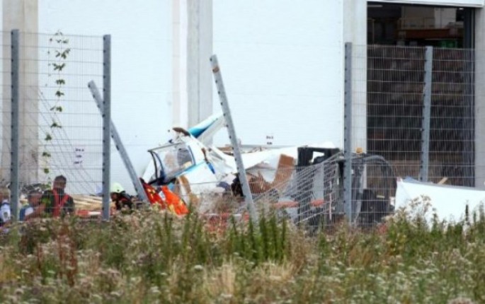 Almaniyada təyyarə ticarət mərkəzinin üstünə düşdü - 3 ölü