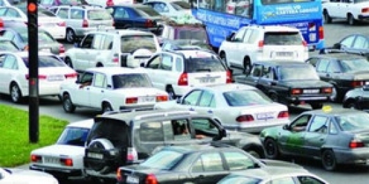 Bəzi yollarda sıxlıq yaranıb - Bakıda