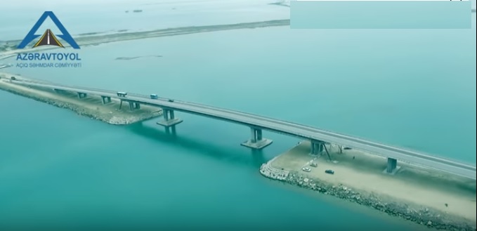 Bakıda adanı sahillə birləşdirən körpünün möhtəşəm VİDEOsu