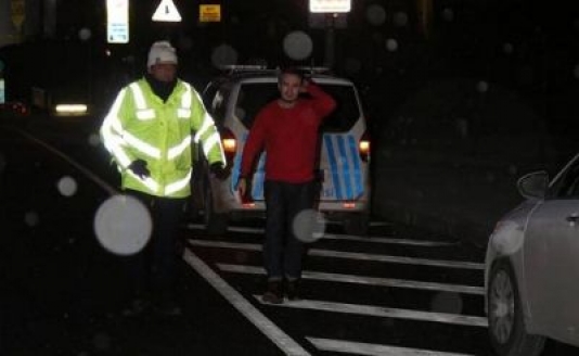 Yol polisidən qaçan müğənni yaxalandı - FOTO