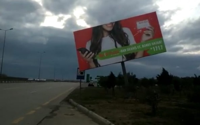 Bakı-Ələt yolundakı reklam lövhəsi hər an aşa bilər - TƏHLÜKƏ - VİDEO