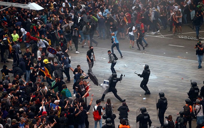 Polis etirazçıları dəyənəklə döydü: 131 nəfər yaralanıb - VİDEO