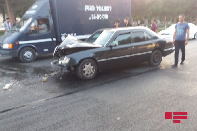 Sumqayıtda minik avtomobili avtobusa çırpıldı: xəsarət alan var - FOTO